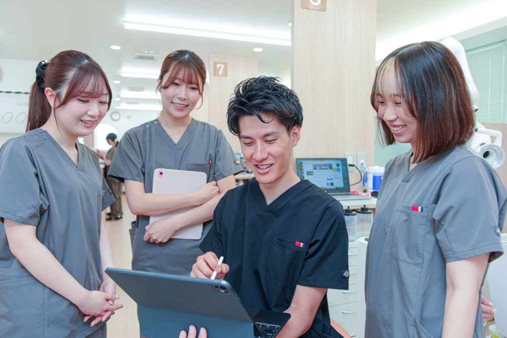 医療法人社団　ピュアスマイル　原田歯科クリニック（歯科助手の求人）の写真20枚目：【優しいスタッフ】ドクター、衛生士、助手、保育士、全てのスタッフが情報を共有
