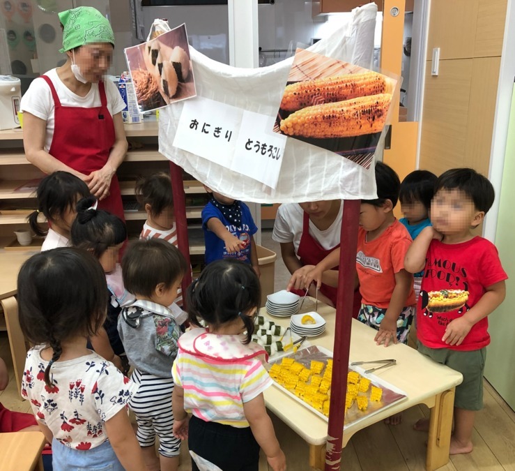 マグハウス西荻第２（保育士の求人）の写真4枚目：お店屋さんごっこ。「いらっしゃいませ～！」お店屋さんになりきります♪