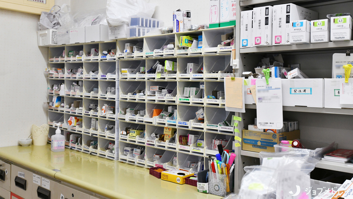 足立いつき薬局 青井店(薬剤師の求人)の写真5枚目:調剤室の様子です