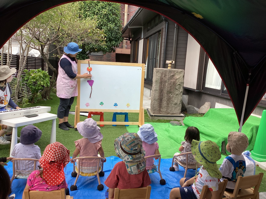 企業主導型保育園 かもみーるの写真1枚目：「ゆったり・のんびり・わいわい」と過ごしています。