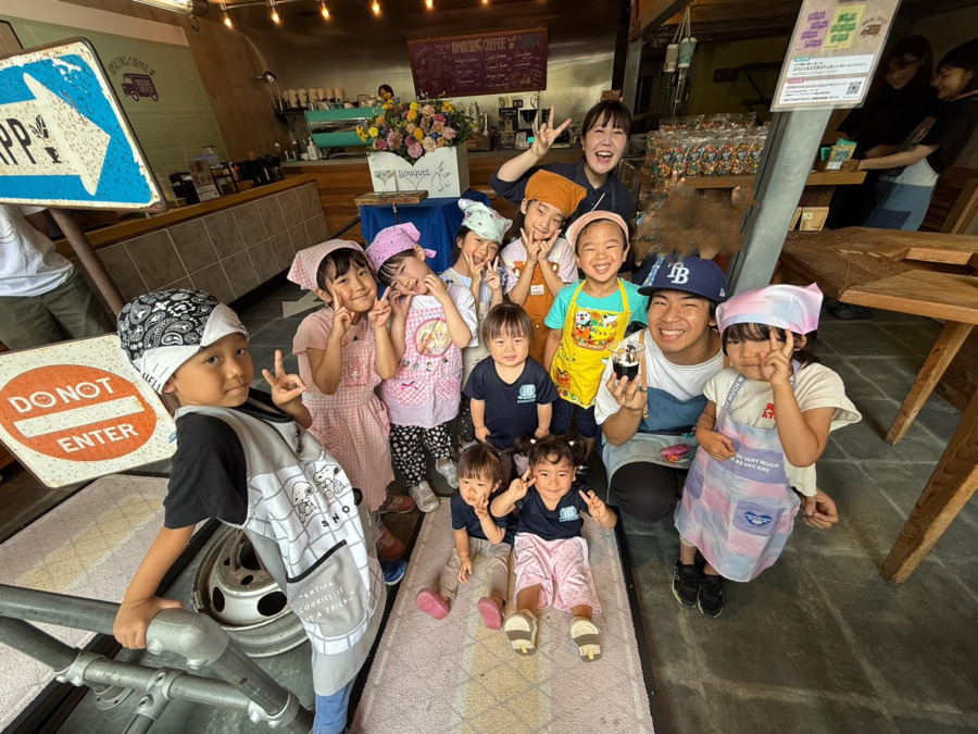 BunBu学院Jr.中目黒園（保育士の求人）の写真4枚目：カフェ店員体験
リアル職業体験もやっております