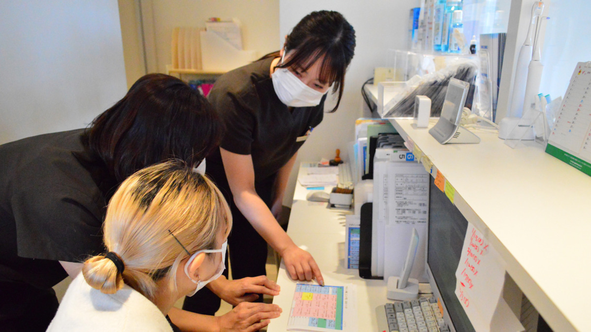 医療法人社団久 おかデンタルクリニックみのり台（歯科衛生士の求人）の写真4枚目：トップダウンではなくボトムアップな文化。“やらされる”より“やってみる”を大切に