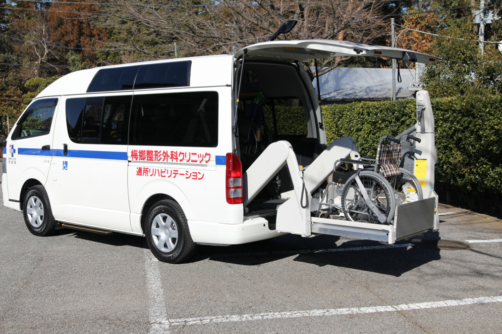 介護老人保健施設梅郷ナーシングセンター（介護職/ヘルパーの求人）の写真3枚目：送迎バスはドライバー専門のスタッフが運転いたします！