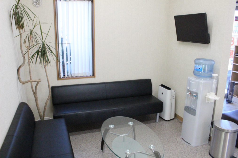くにさだ鍼灸整骨院（鍼灸師の求人）の写真3枚目：待合室は広いスペースをご用意しています。