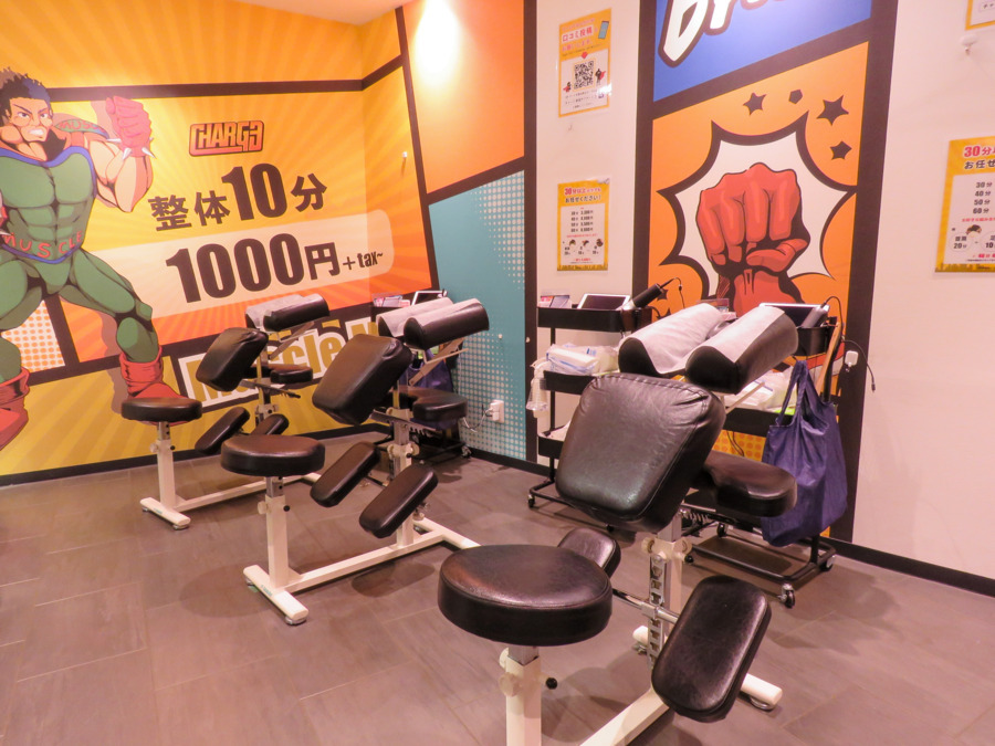 ファスト整体スタンド　チャージ 新宿サブナード店の写真2枚目：マッサージチェアでの施術です。
たった10分でもお客様に最高の癒しを提供します。