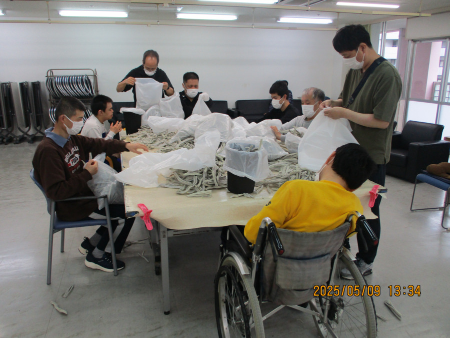 神戸市立ワークセンターいわや（生活支援員の求人）の写真2枚目：下請け作業で「緩衝材の作成」に取り組んでいます！