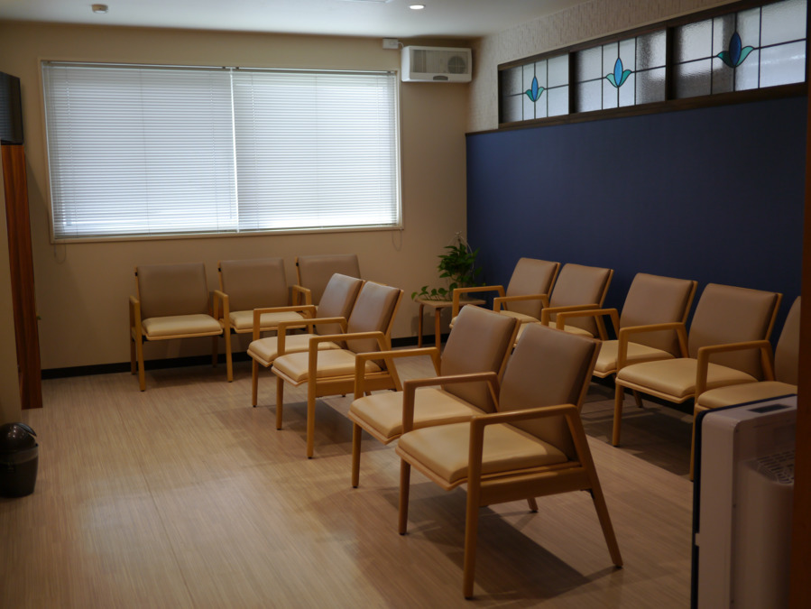 八木医院の写真4枚目:明るい待合室です