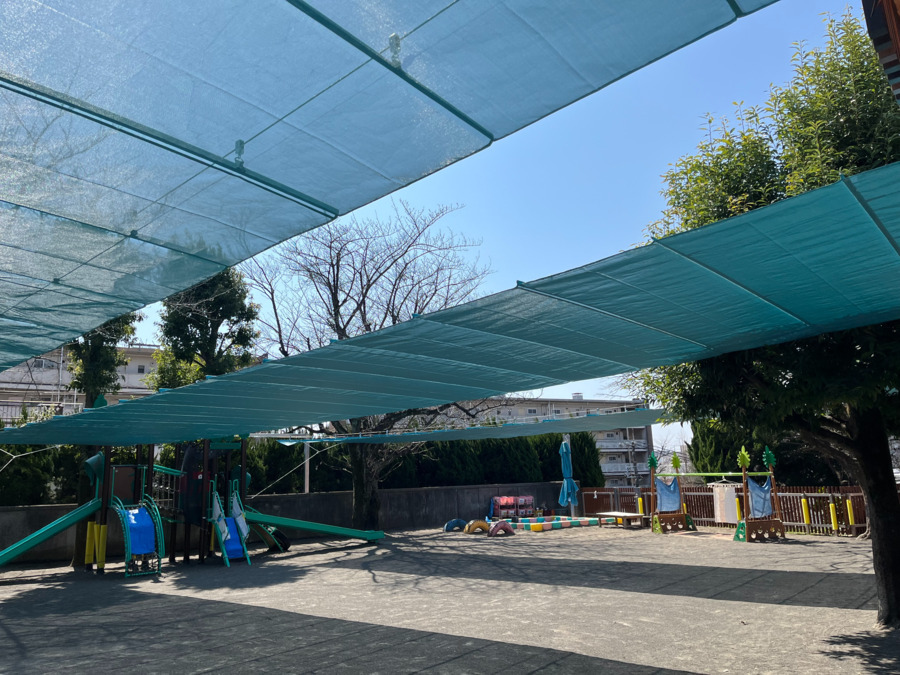 千丸台保育園（保育士の求人）の写真9枚目：夏の暑い日は遮熱効果のあるシェードの下で遊びます。