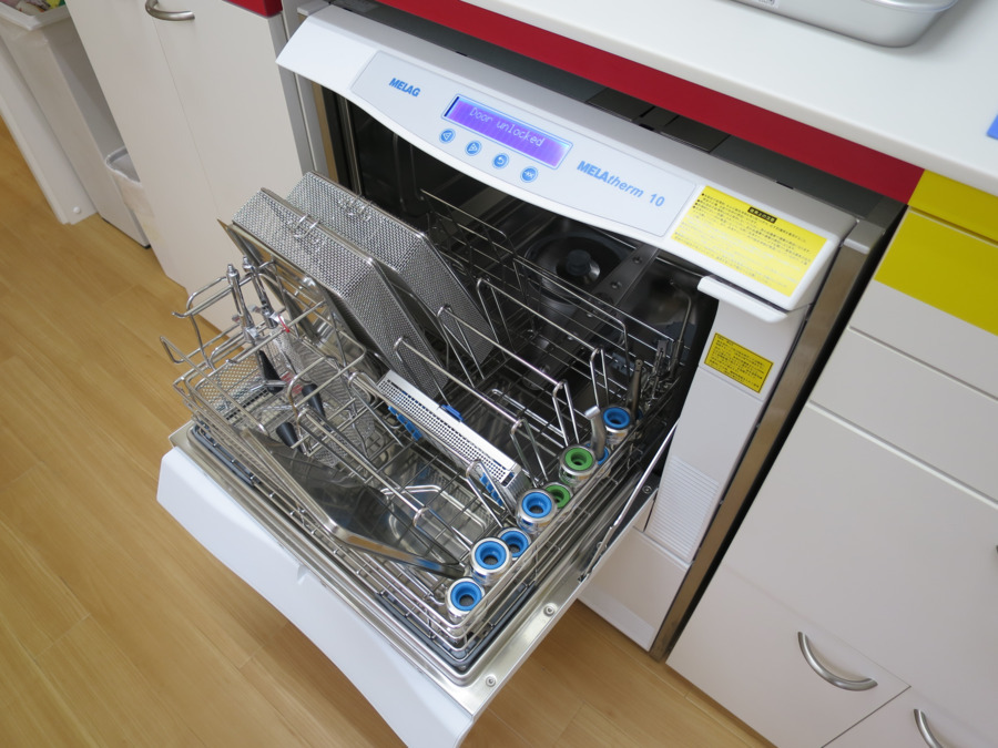 浅井歯科医院の写真5枚目：ジェットウォッシャーによる器具の洗浄を行っています。