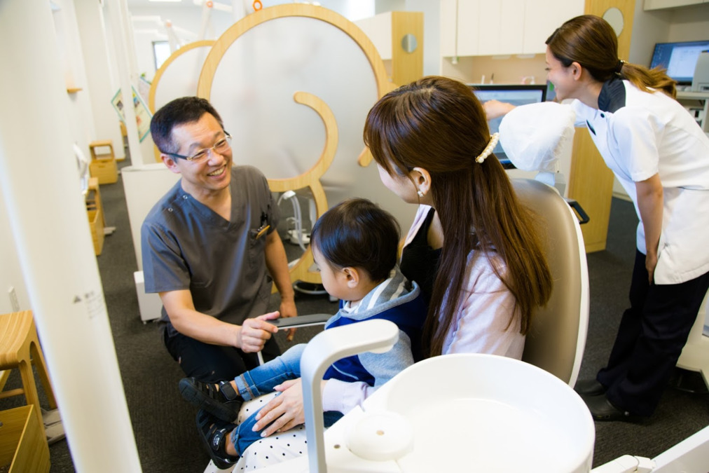 医療法人社団しん治歯科医院の写真4枚目：理事長もまだまだ元気に診療中！患者さんとの交流が元気の源です。