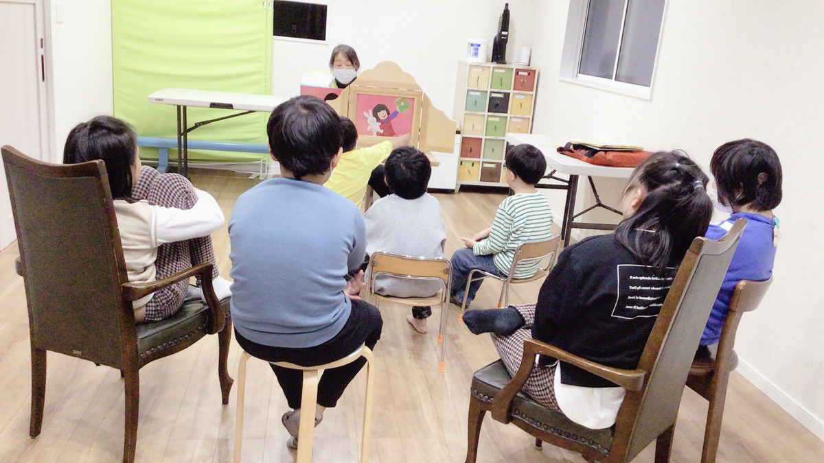 放課後等デイサービス　Gクレフの写真5枚目：みんなが大好きな絵本の時間今日は紙芝居だね(⌒∇⌒)