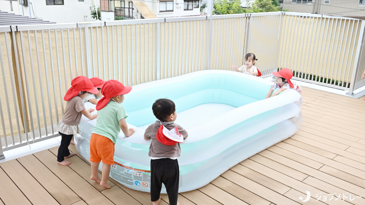 ふちしらコスモ保育園（保育士の求人）の写真4枚目：暑い日には水遊びをします♪