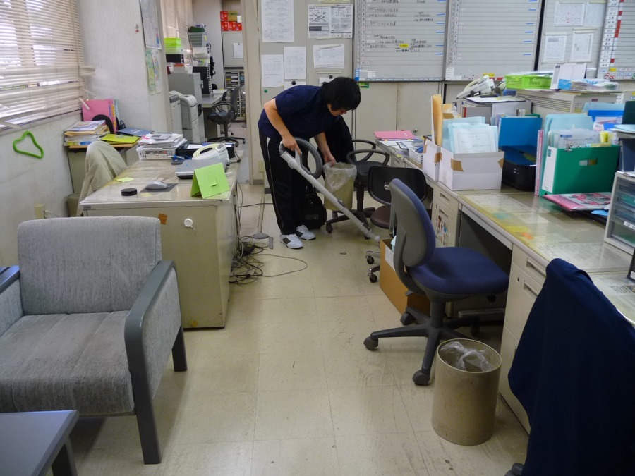 就労継続支援Ｂ型　あゆみ工房～スマイル～の写真4枚目：旭区社会福祉協議会さんの清掃を行っています。