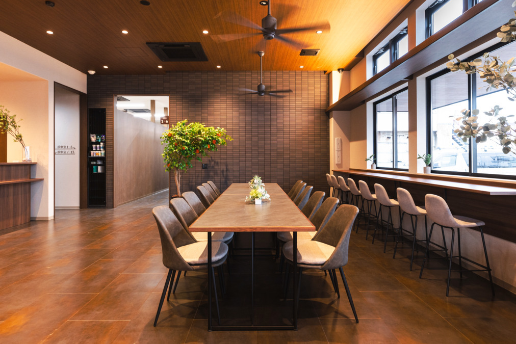 医療法人社団輝歯会 アップル歯科・矯正歯科 古河EAST（歯科助手の求人）の写真7枚目：広々とした待合室です！