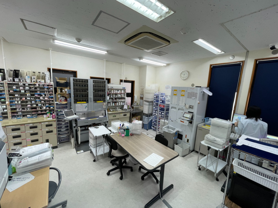 いずみ薬局（調剤事務の求人）の写真3枚目：広い調剤室 設備を充実させています。