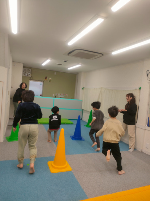 ぱすてるらいふ（児童指導員/指導員の求人）の写真11枚目：集団療育では4人から5人のお子様と一緒に療育を行っています。