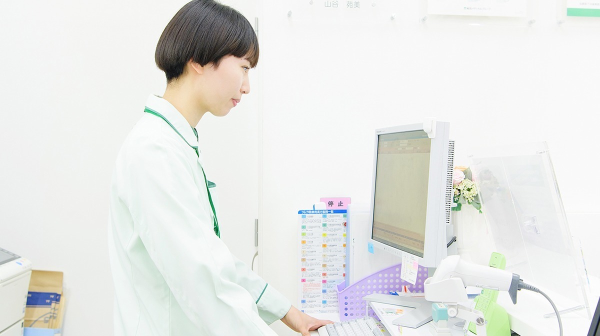 そうごう薬局福井若杉浜店の写真4枚目：【処方せん入力】
処方せんに記載されている内容をPCへ入力し、書類を作成します