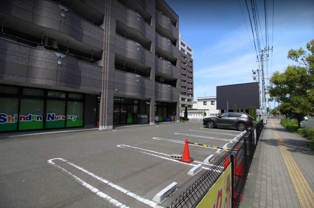 ちいさなこどもえんの写真2枚目：ゆったり駐車場完備
