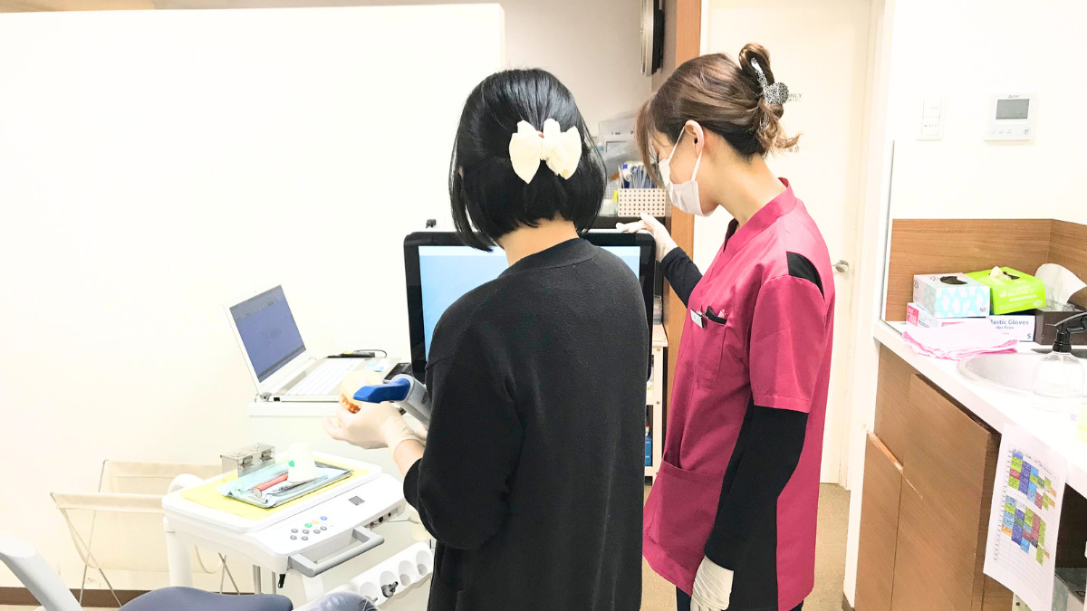 西川歯科医院（歯科衛生士の求人）の写真6枚目：スタッフ同士、空き時間に練習もしています。
