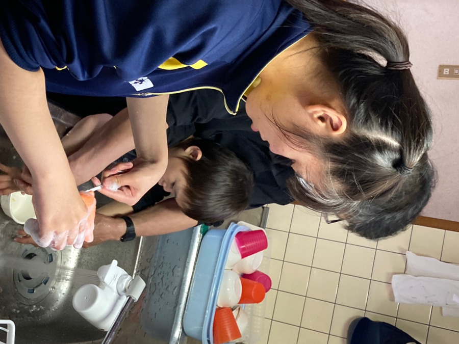 放課後なかよしくらぶ（児童指導員/指導員の求人）の写真9枚目：おやつの後のお片付けもお手伝いしてくれます♪