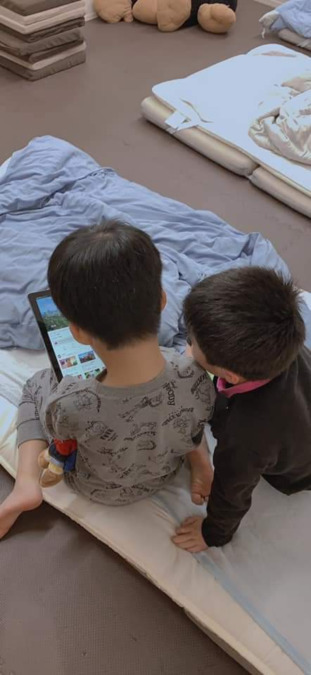 ショートステイぱすてる（生活支援員の求人）の写真2枚目：タブレットを貸し借り、兄弟がいない児童も色々学んでます