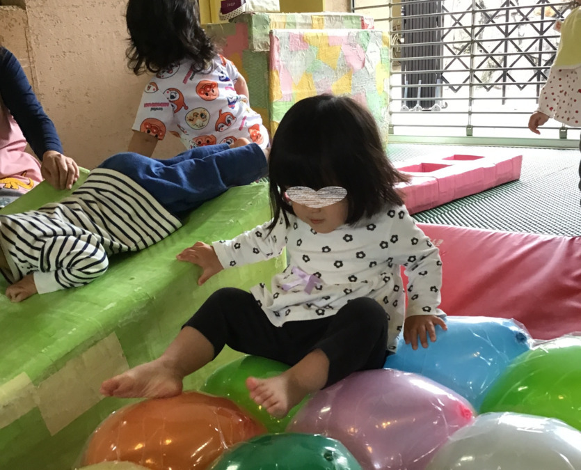 幼保連携型認定こども園 ニコニコ桜保育園の写真18枚目：ふうせんや斜めの台の上で、上手にバランスを取ります