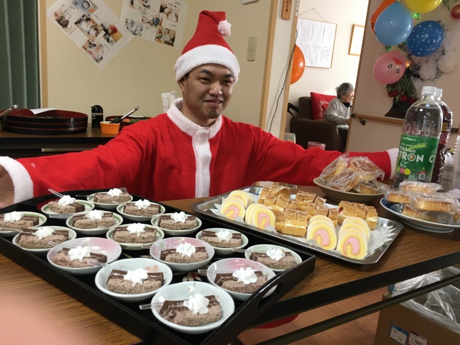 グループホームすみれ（介護職/ヘルパーの求人）の写真3枚目：クリスマス会は毎年ご家族様も招待し一緒にホーム内でバイキングを楽しんでいます。