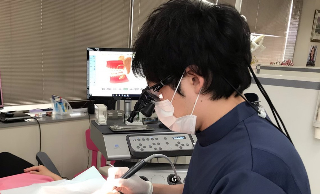 となりの歯科・矯正歯科の写真7枚目：診療風景です。すべての治療に拡大鏡を使用しております。