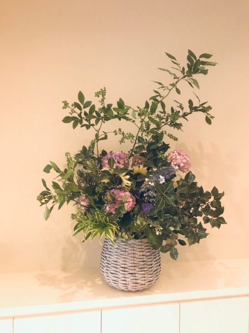 メディグレイス薬局（薬剤師の求人）の写真3枚目：毎月、季節のお花を飾っております。