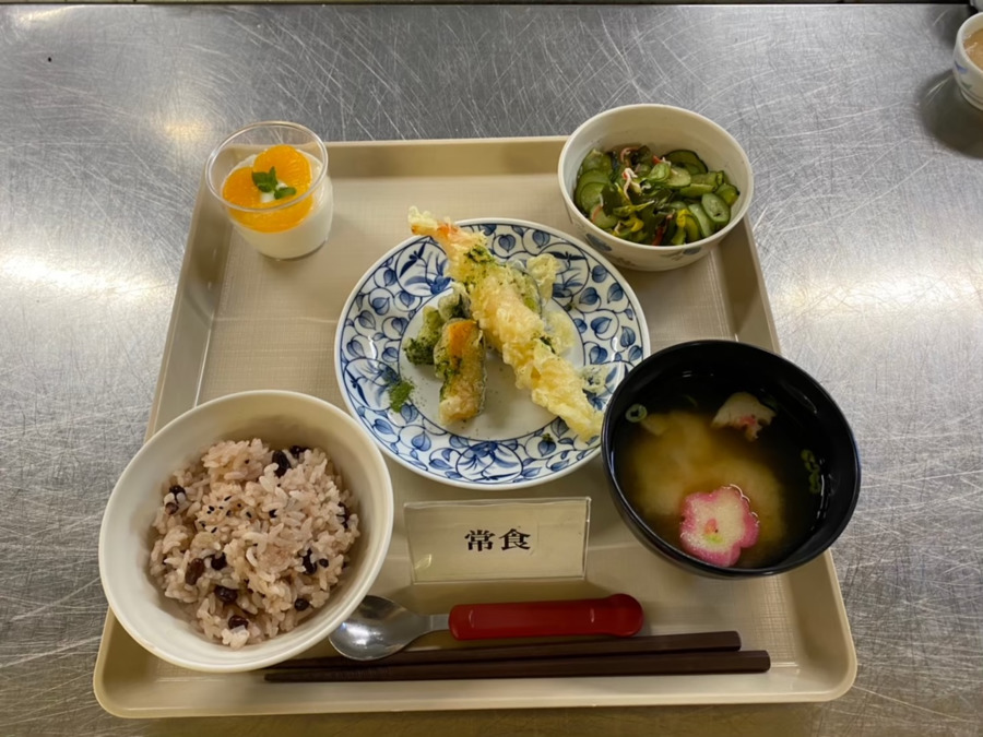 特別養護老人ホーム三滝苑（管理栄養士/栄養士の求人）の写真8枚目：常食です。赤飯、てんぷら、きゅうりの酢の物、麩の味噌汁、パンナコッタです。