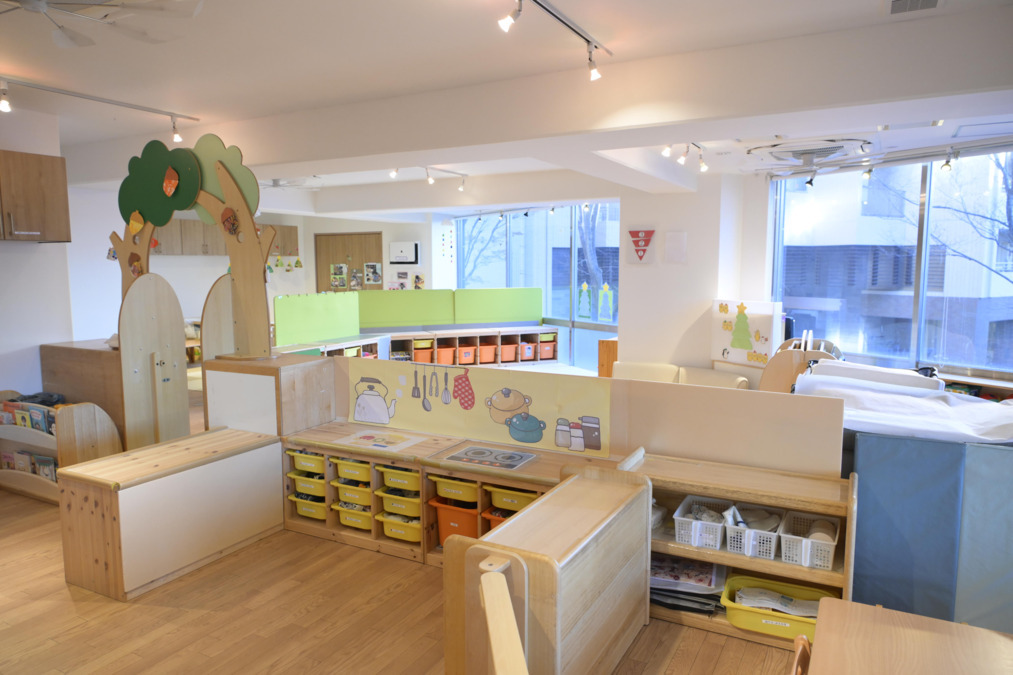 ＆KIDS つなぐほいくえんの写真2枚目：園内には多目的室があり、屋内遊戯ができる保育遊具もたくさんあります。