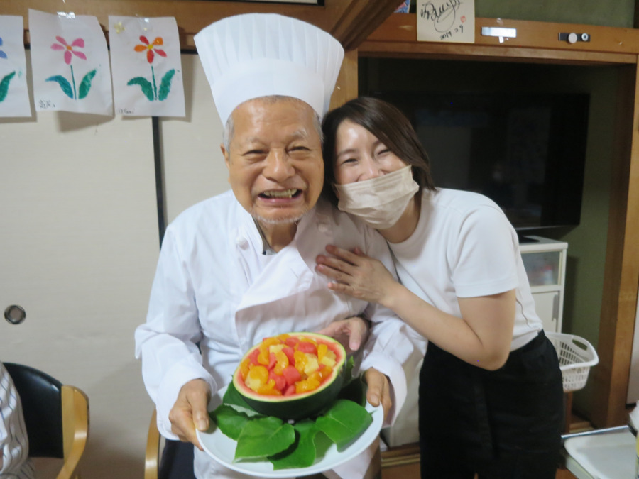 だんらんの家 南草津（介護職/ヘルパーの求人）の写真2枚目：利用者さんと一緒に料理もします！
