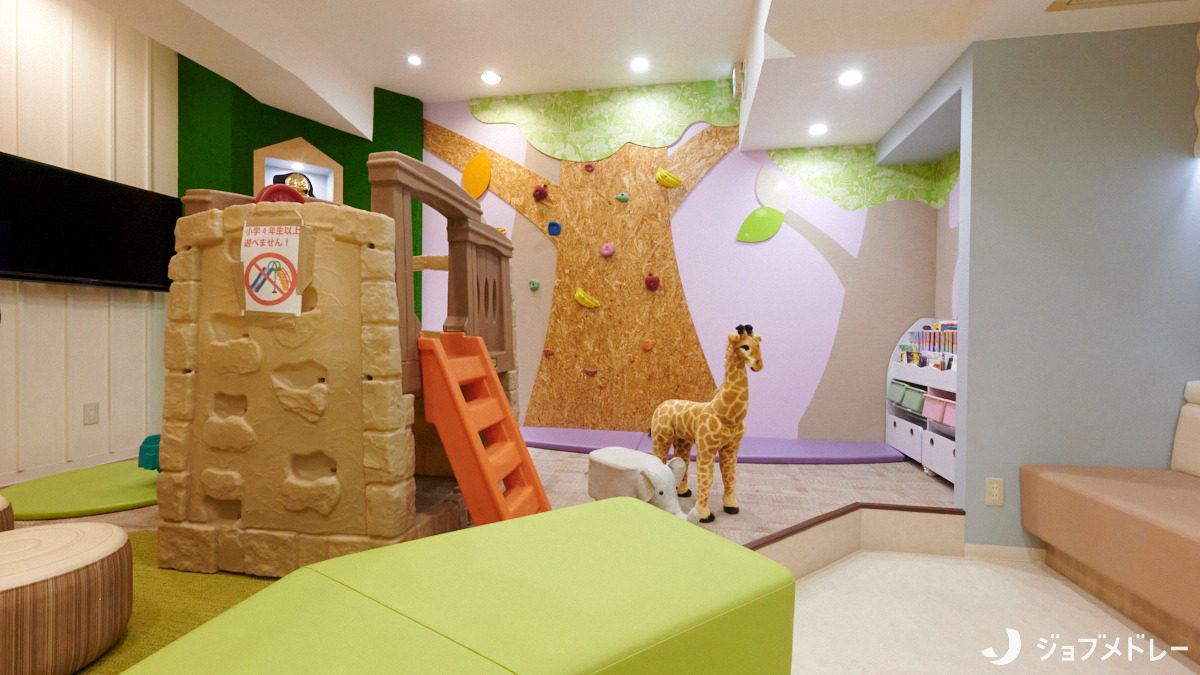医療法人上本町おとな・こども矯正歯科（歯科衛生士の求人）の写真7枚目：のびのび過ごせるキッズスペースです