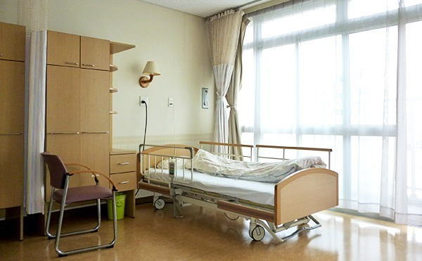介護老人保健施設グリーンライフ（介護職/ヘルパーの求人）の写真3枚目：明るく清潔な療養室をご準備しています。