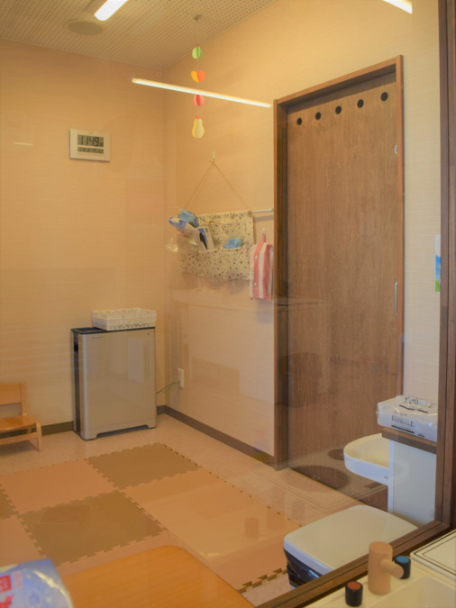 ニコニコ桜さんご礁(保育士の求人)の写真3枚目:隔離室内です。例えばインフルエンザA型とB型に感染した子どもを分けて保育します。