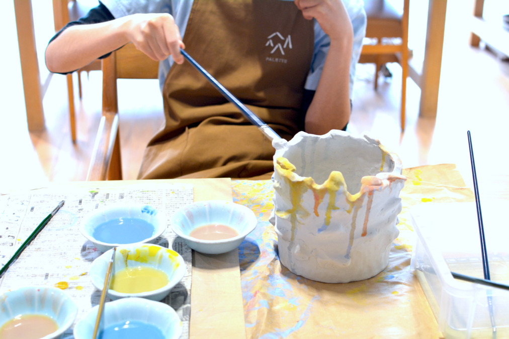 PALETTE(生活支援員の求人)の写真2枚目:陶芸作業の様子