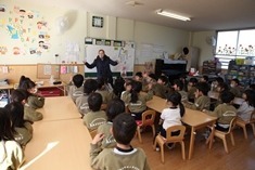 認定こども園　明佳幼稚園の写真6枚目：年長児にはフランス語教育も行います