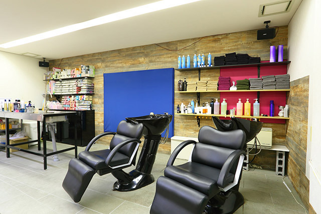 HAIRSALoN THE NAKED（美容師の求人）の写真2枚目：