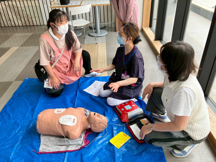 ヘルパーステーション　よってっての写真4枚目：AEⅮ講習会のひとコマ。もしもの時に備えます！