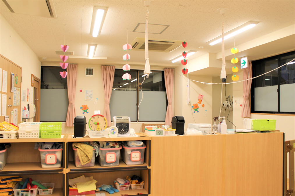 ニチイキッズ横浜西口保育園の写真4枚目：園内は棚で仕切られたワンフロア。職員同士の声掛けもスムーズです！