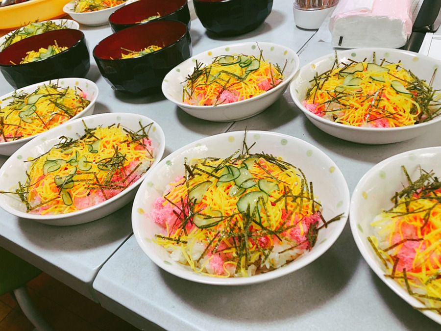 りんごの歌 大網(介護職/ヘルパーの求人)の写真4枚目:お食事もレクレーションの1つになっています。