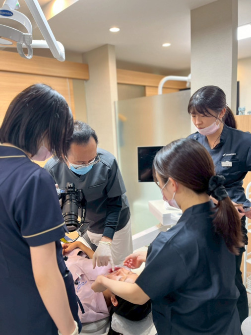 どい歯科クリニック（歯科衛生士の求人）の写真17枚目：デジカメを撮って、しっかり診査・診断