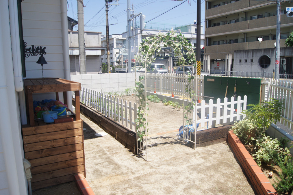 桜北町第三保育園（保育士の求人）の写真2枚目：小さいながら畑があり、お野菜を育てています☆