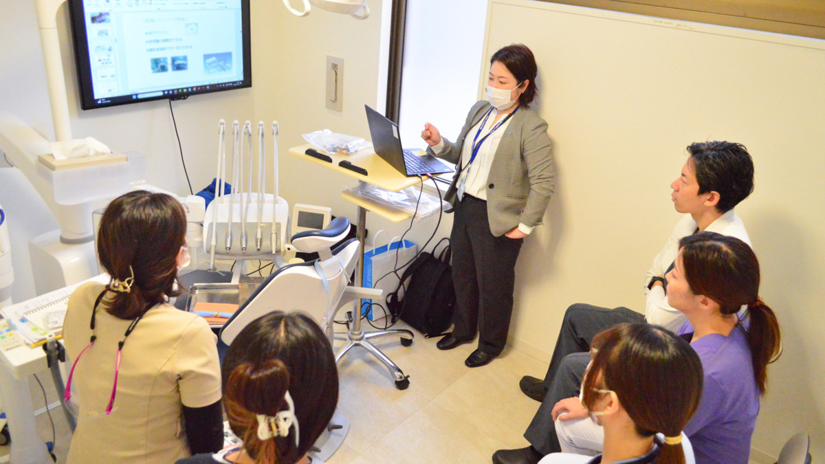 保土ヶ谷ふみ歯科クリニック（歯科衛生士の求人）の写真4枚目：定期的な勉強会で最新の知識が身につき、安心してスキルアップできます