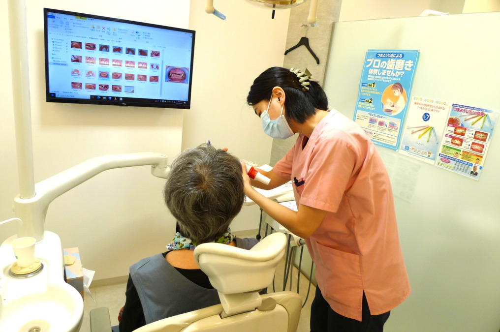 高橋歯科医院（歯科助手の求人）の写真10枚目：歯ブラシやフロスの使い方を指導したり薬の説明をしたりと、責任ある仕事もあります