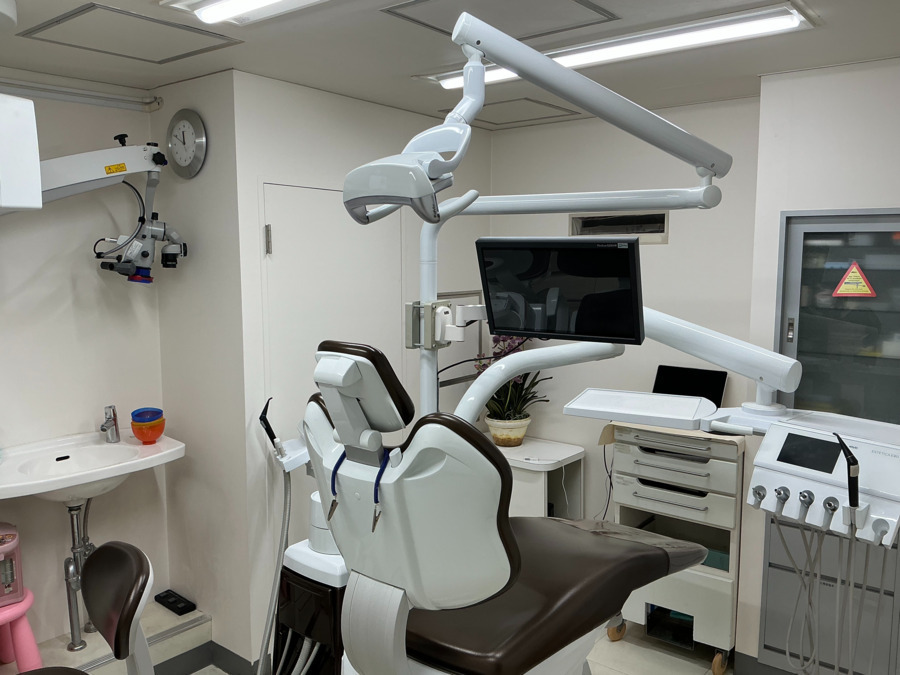 山田歯科(歯科衛生士の求人)の写真4枚目:医院1F 診療室②
インプラント埋入など外科処置はこの部屋で行います。