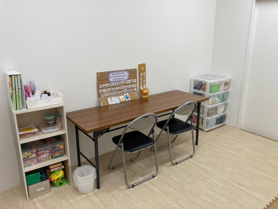 放課後等デイサービスSUNNY（作業療法士の求人）の写真4枚目：学習ルーム
個別課題やSSTなど、落ち着いた雰囲気で過ごす部屋です。