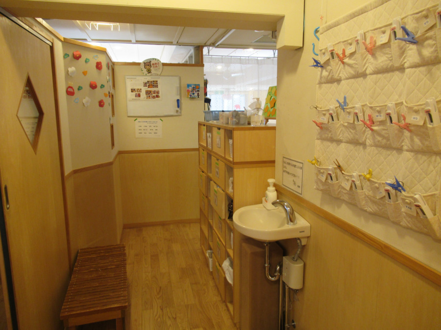 厚生館保育園（保育士の求人）の写真9枚目：０歳児受け入れ室