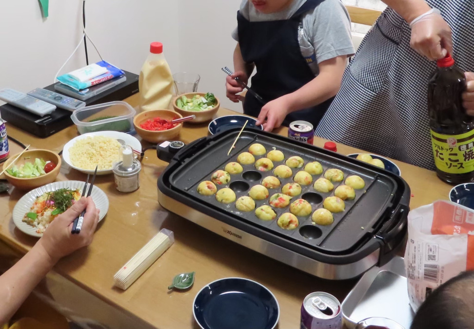 NPO法人ねこの手の写真13枚目：今日はたこ焼きパーティー♪（グループホームにじいろ）