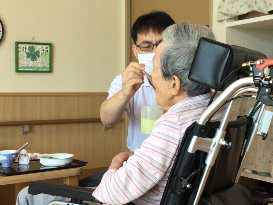 特別養護老人ホーム　上牧の郷（介護職/ヘルパーの求人）の写真4枚目：食事介助の様子です。